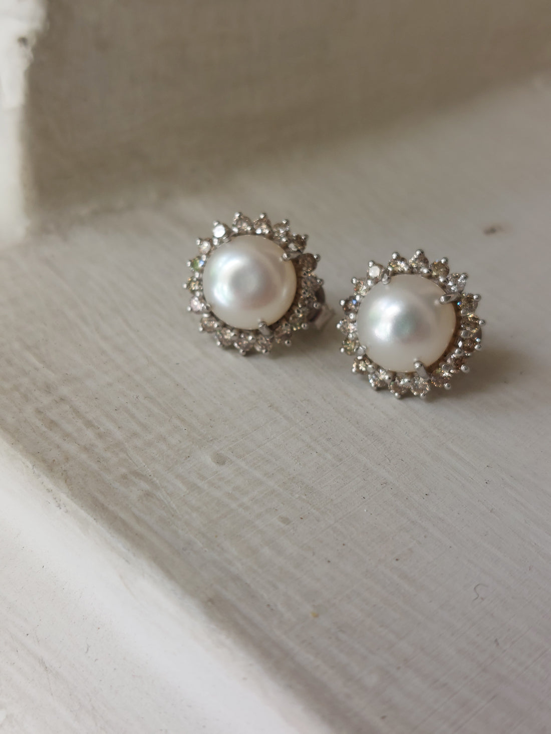 925 silver pearl stud earrings with halo of crystals