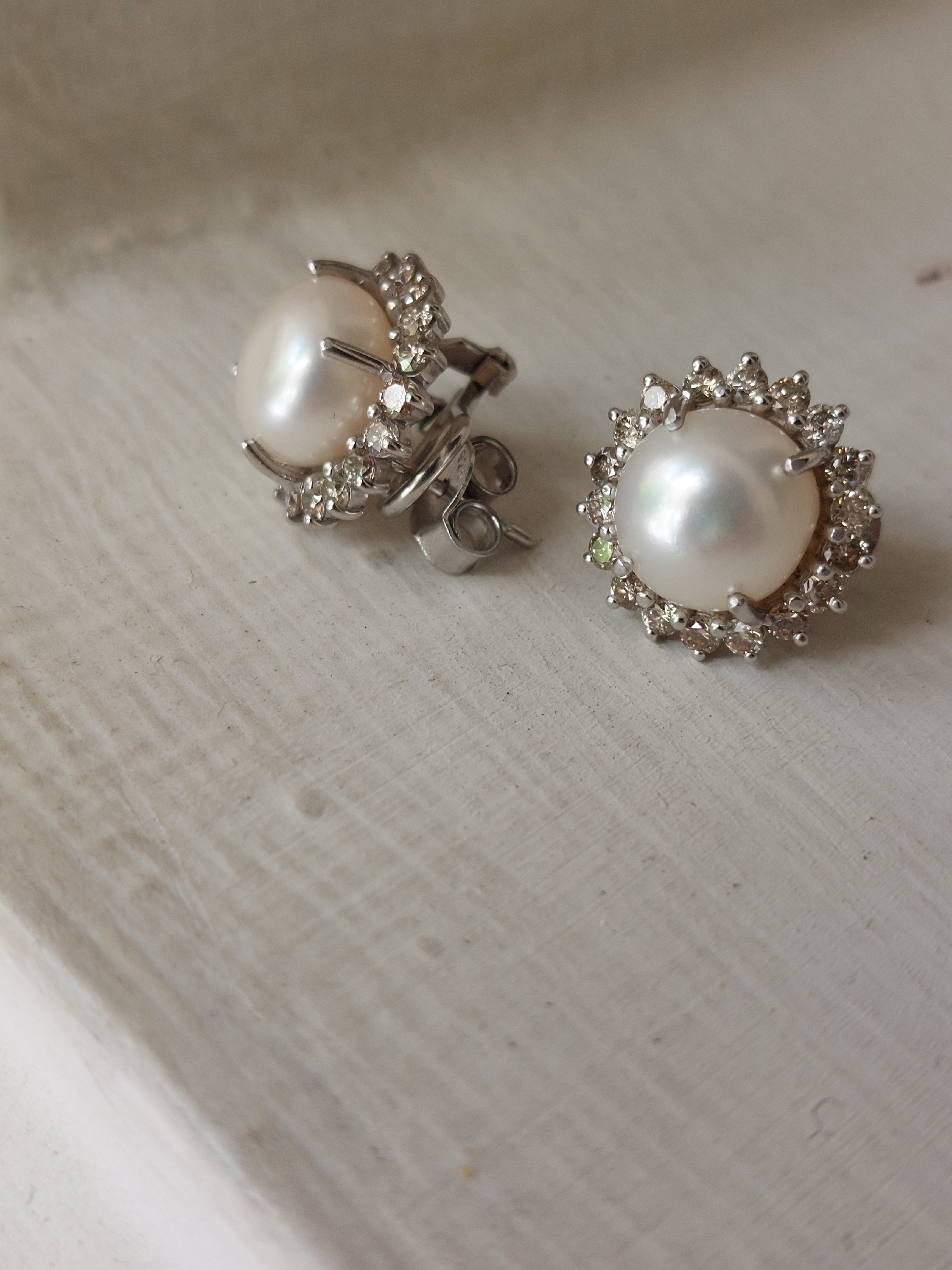 925 silver round pearl stud earrings with clear crystals