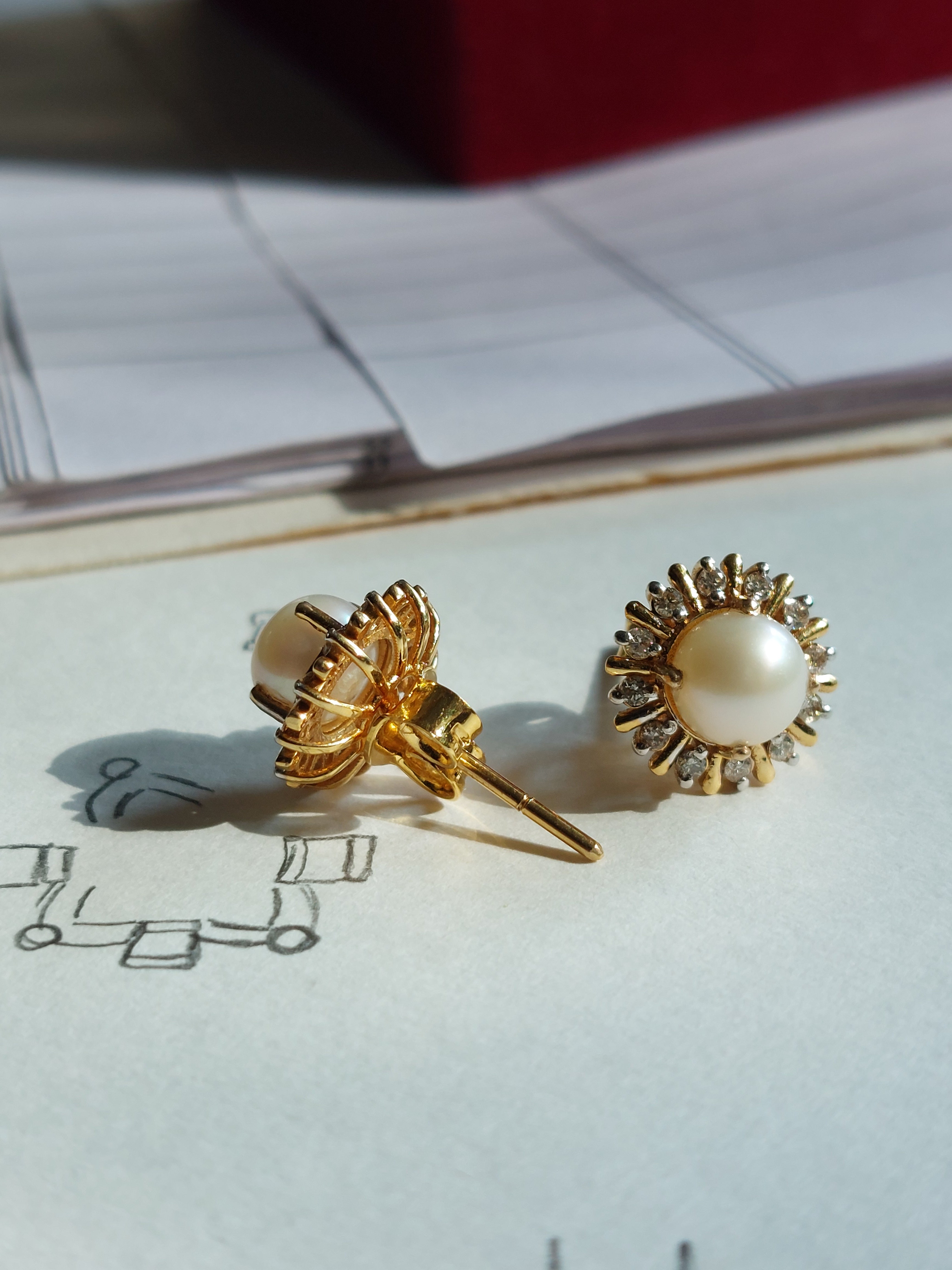 14K gold pearl stud earrings with radiating gold spikes