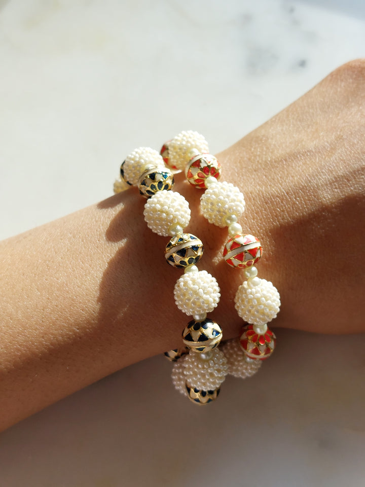 Silver alloy round moti bracelet product photo