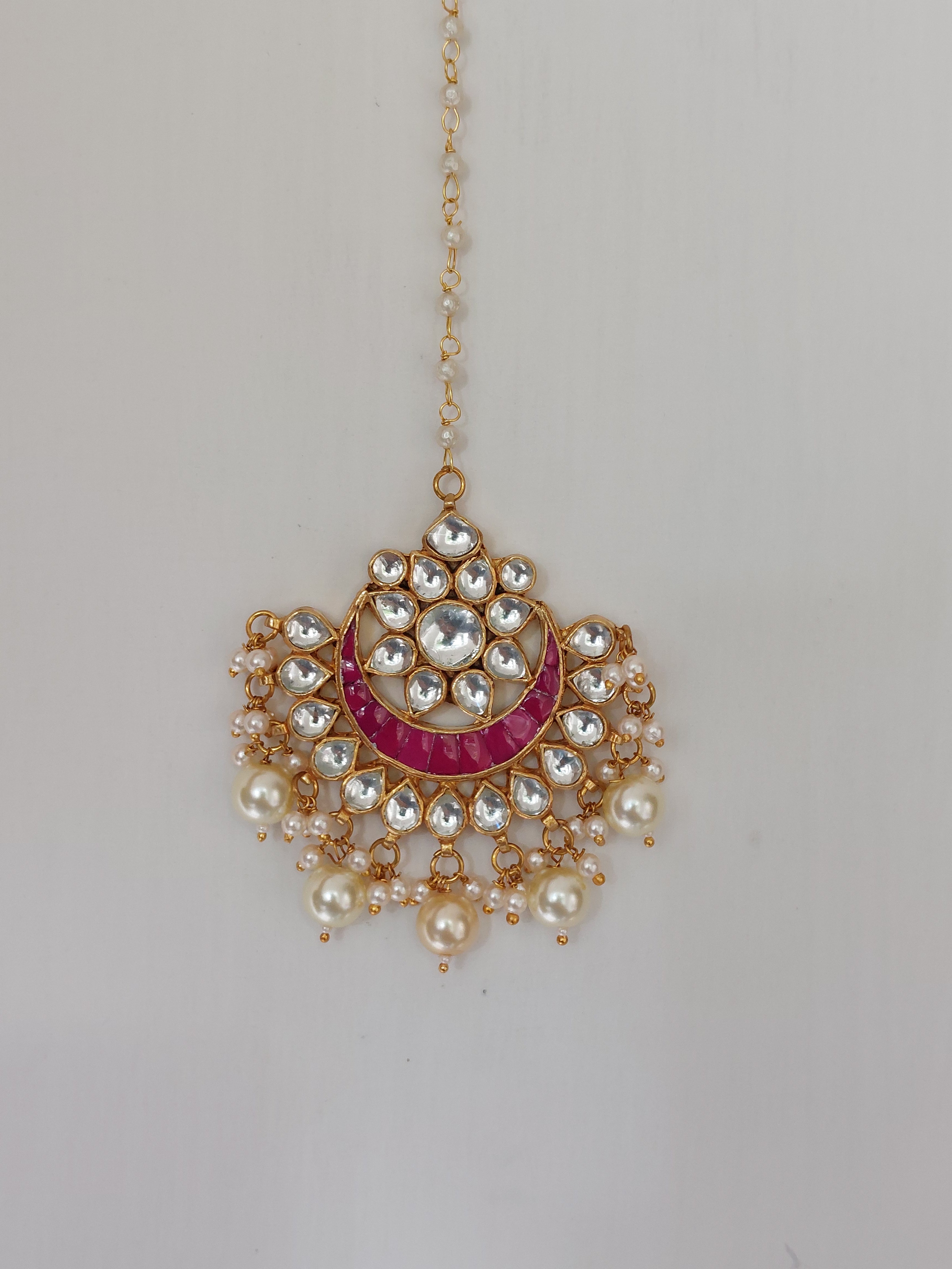 Silver alloy pink kundan tika close-up detail