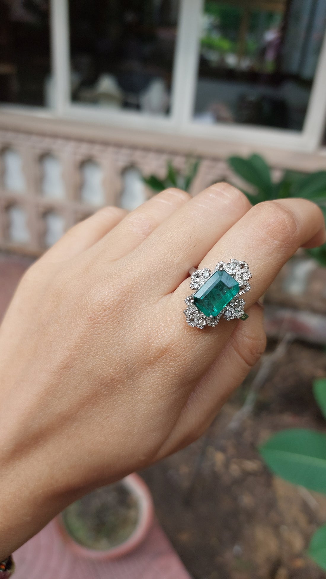 925 silver emerald diamond ring close-up detail