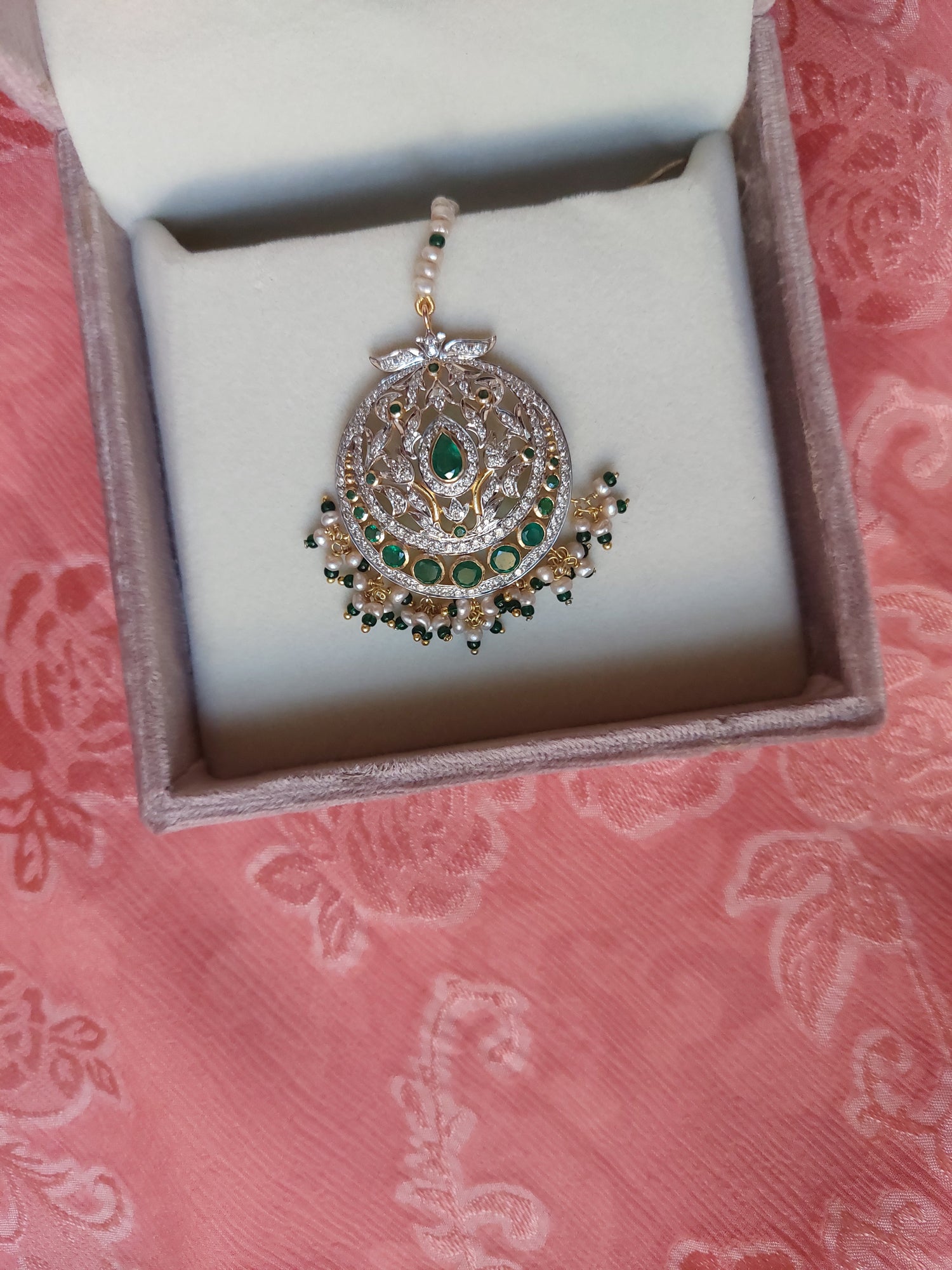18K gold emerald tika circular design with white stones