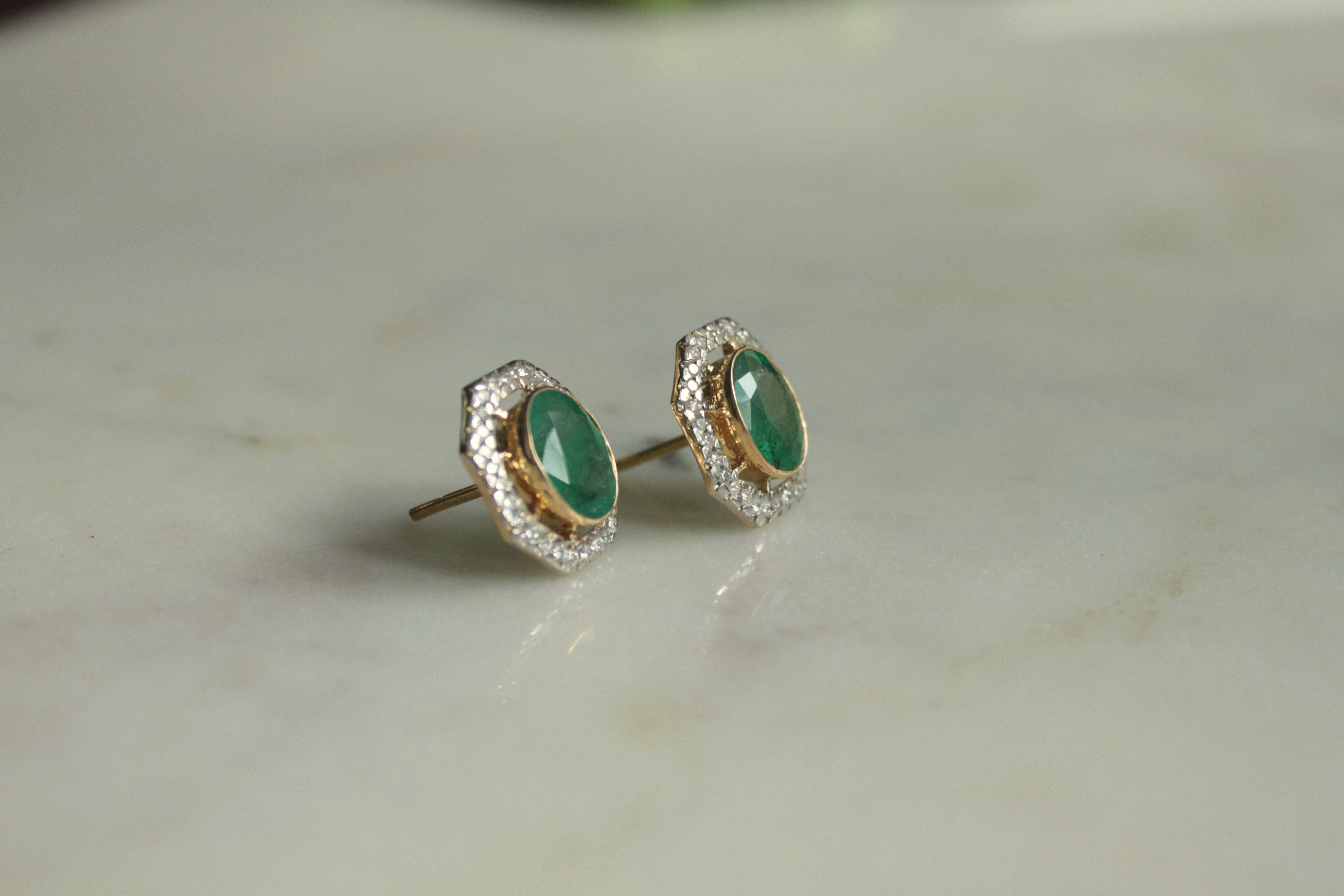 14K gold round emerald stud earrings textured edges