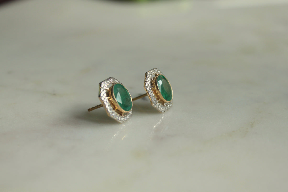 14K gold round emerald stud earrings textured edges