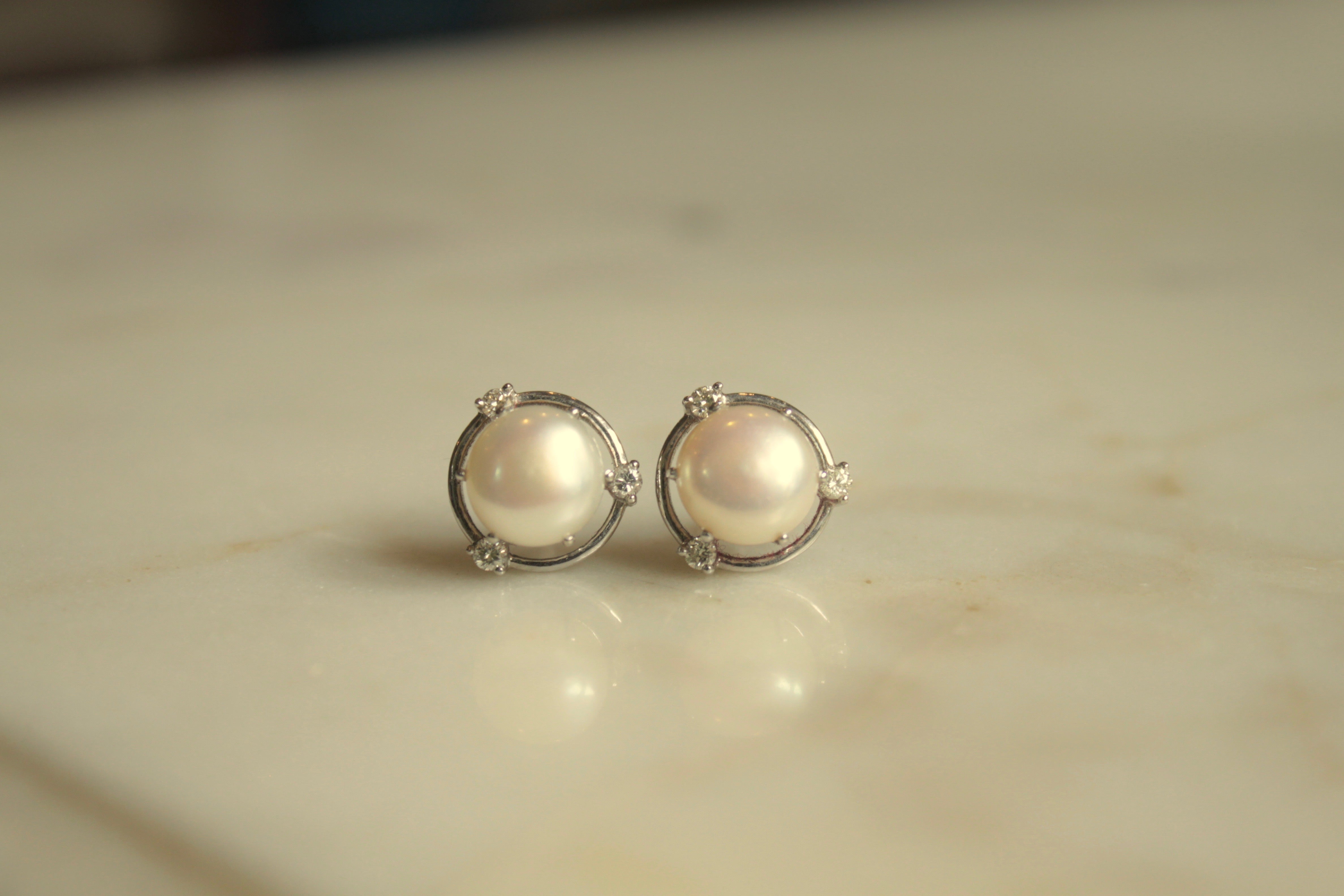 14K gold pearl stud earrings with decorative edges